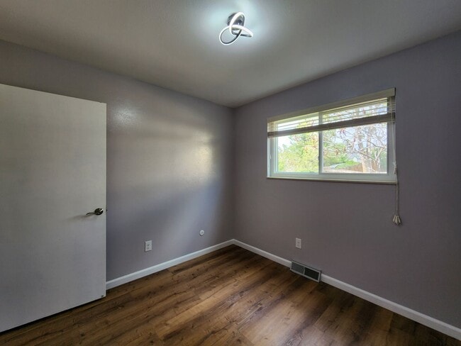 Building Photo - Updated 3 Bedroom Townhome in Great Area!