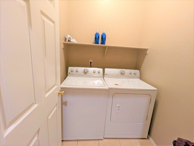 Building Photo - 2241 E Pinchot Ave