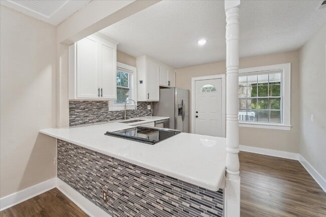 Building Photo - Charming Midtown Home – Updated and Move-I...