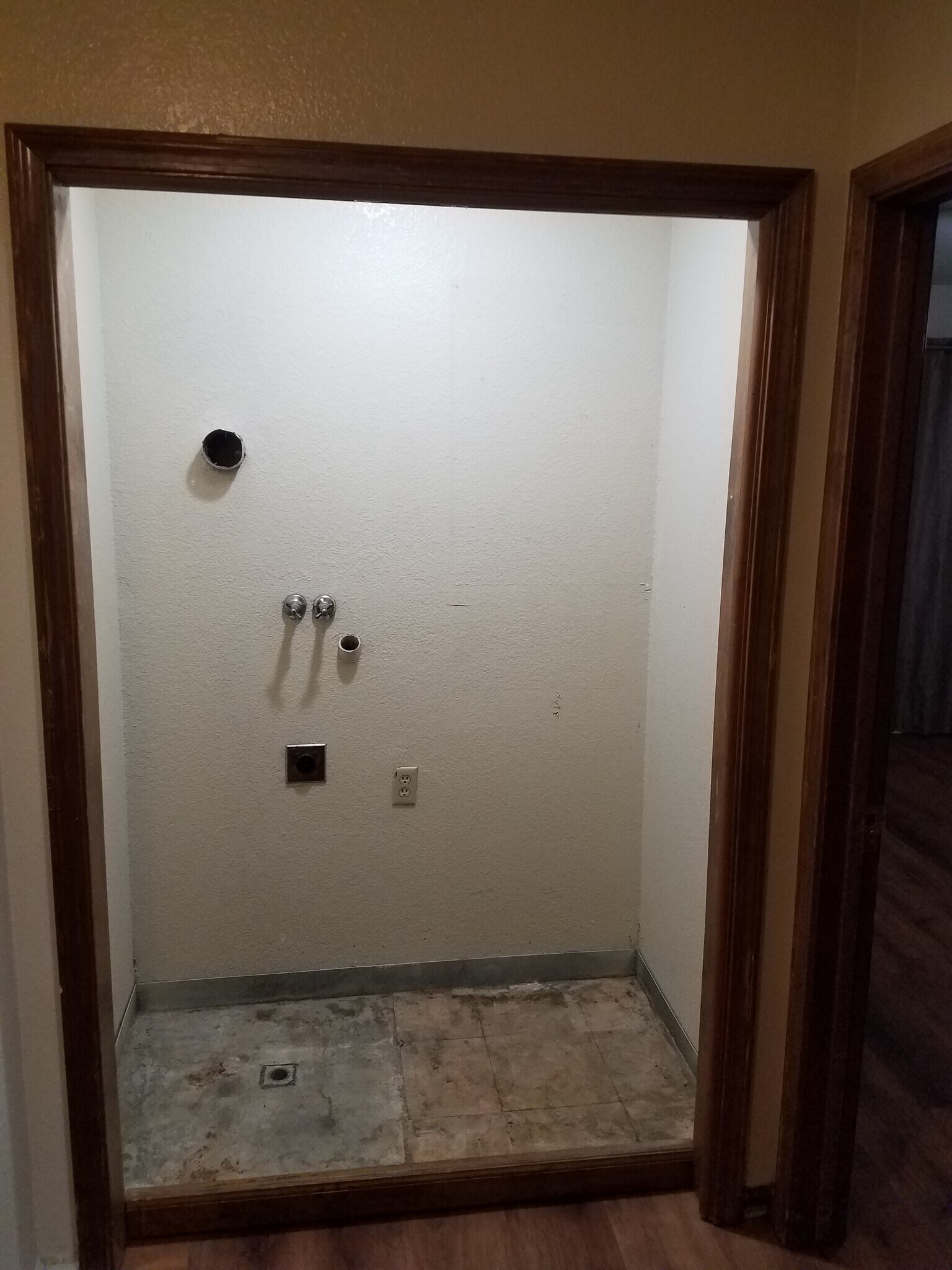 Hallway alcove for washer & dryer - 118 W Beverly Pl