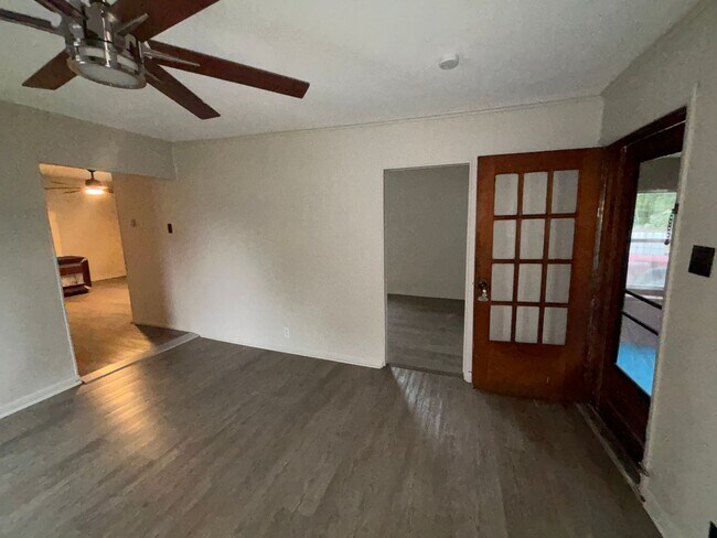 Building Photo - 411 S Oak St