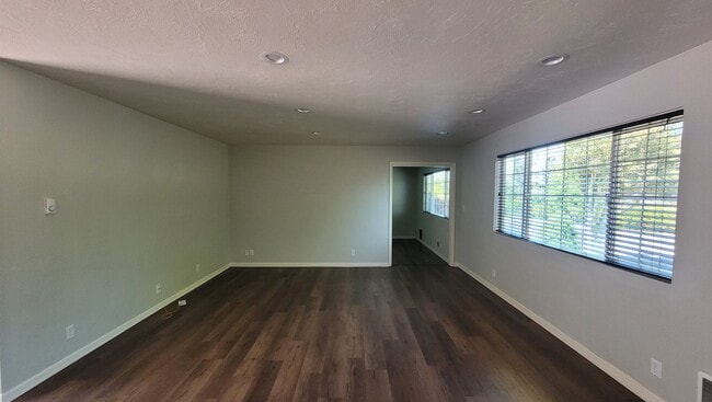 Building Photo - Family Home in Desirable Neighborhood!