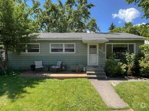 Building Photo - Spacious 1,000 Sq Ft 1 bedroom Lower Unit ...