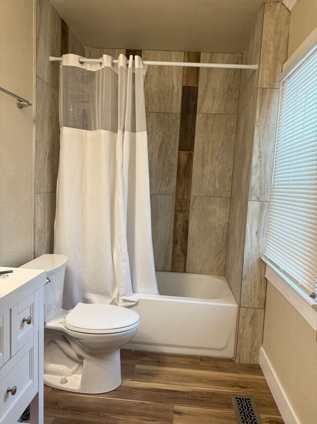 Building Photo - Start a Lease by 12/1 and Receive a $500 R...