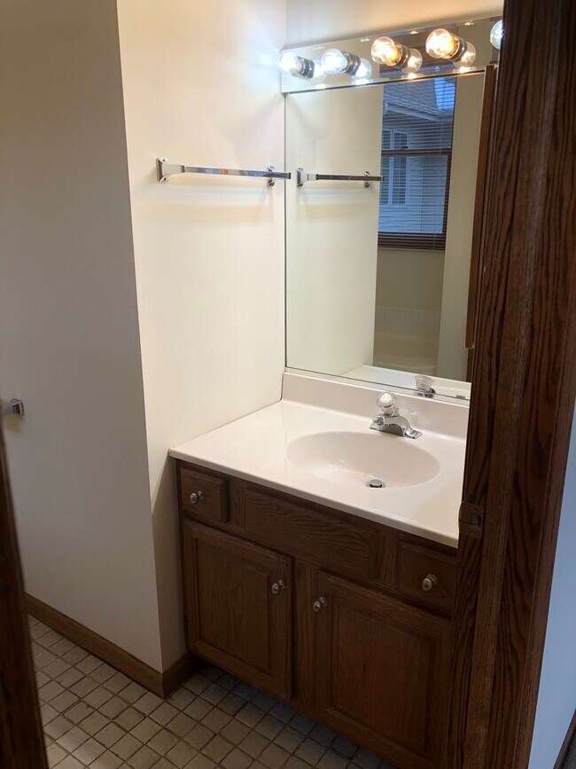 Building Photo - 116 W Center St