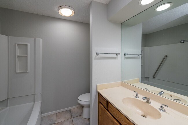 Building Photo - 2 Bedroom, 2 Bath in Overton South