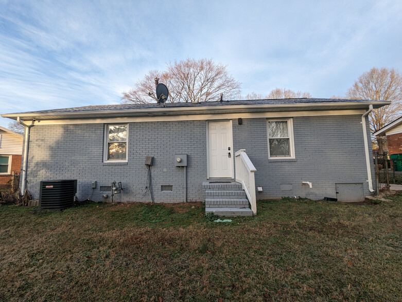 Building Photo - Room in House on Merrill Pl