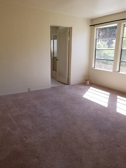 Bedroom - 1537 Schiller St