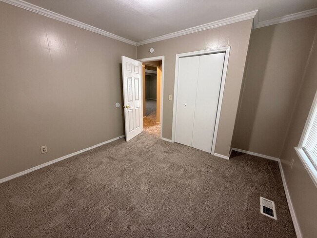 Building Photo - Huge 4 Bedroom in West Tulsa