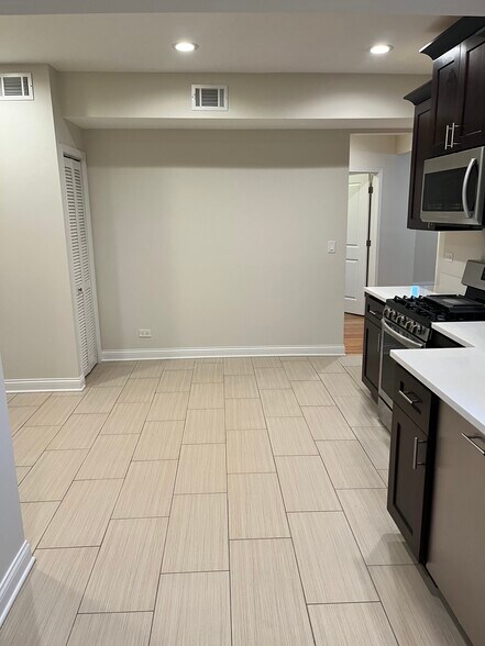 Building Photo - 3145 N Lamon Ave