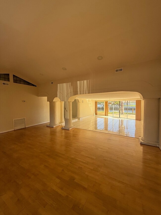 Building Photo - 1000 SE 7th Ave