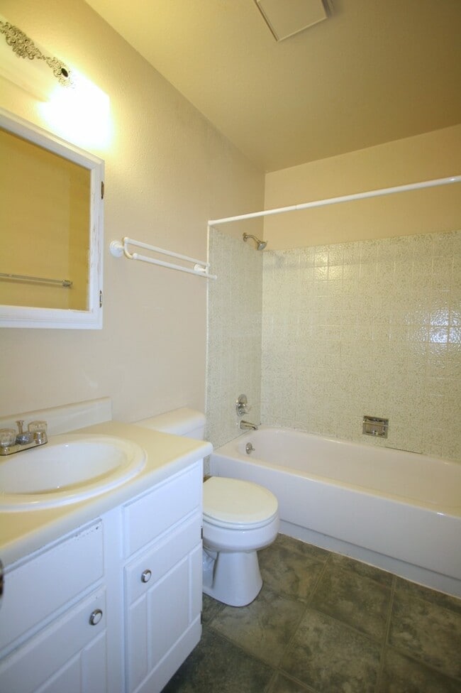 Building Photo - 3 Bedroom condo in quiet community!