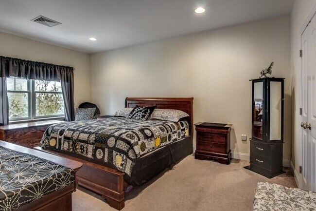 Building Photo - 142 Bigelow St