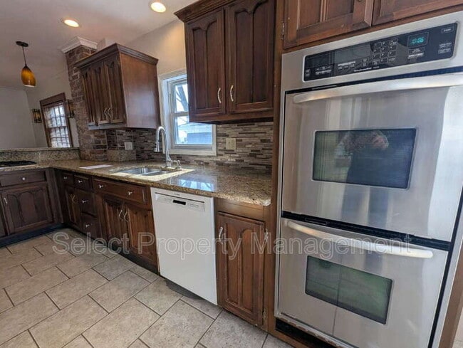 Building Photo - 1131 Pemberton Dr