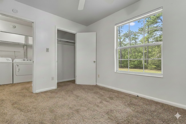 Building Photo - 413 E 7th Ave