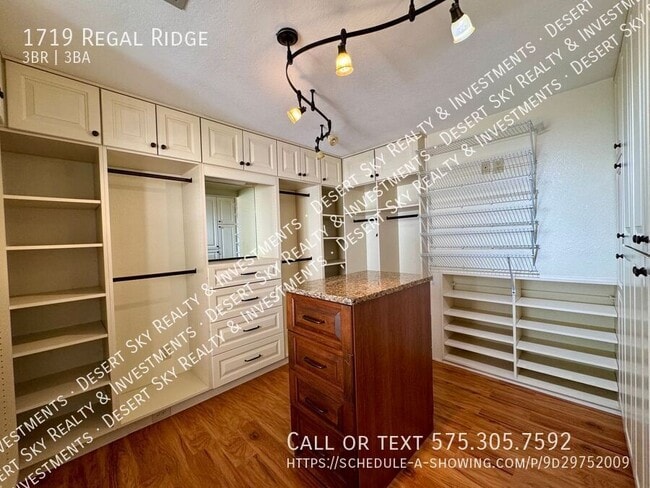 Building Photo - 1719 Regal Ridge St