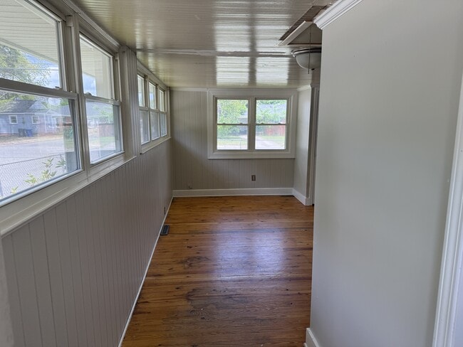 Building Photo - 2500 E 3rd St