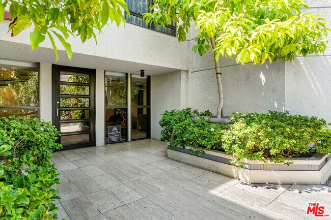 Building Photo - 851 Kings Rd