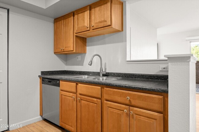 Building Photo - 5877 N Granite Reef Rd