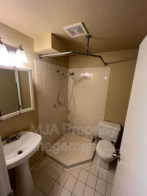 Building Photo - 4071 Sun Dr