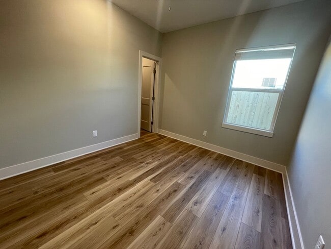 Building Photo - 1823/25 Hickory Creek