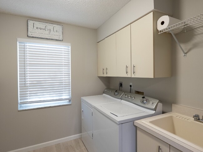 Building Photo - Turkey Furnished 3 Bed Pool Home in Venice