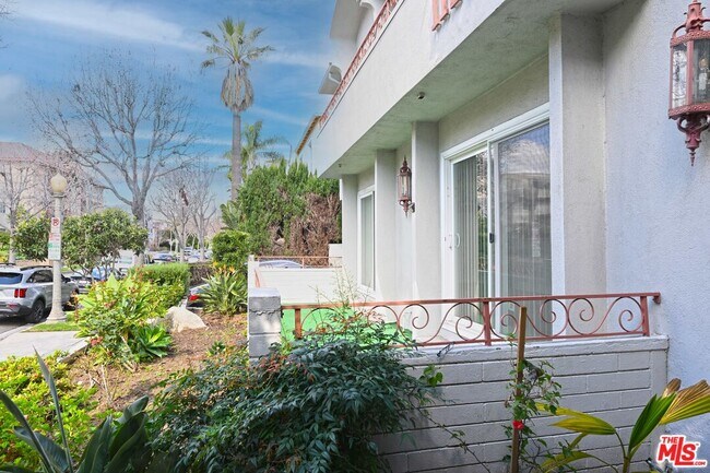 Building Photo - 1128 Rexford Dr