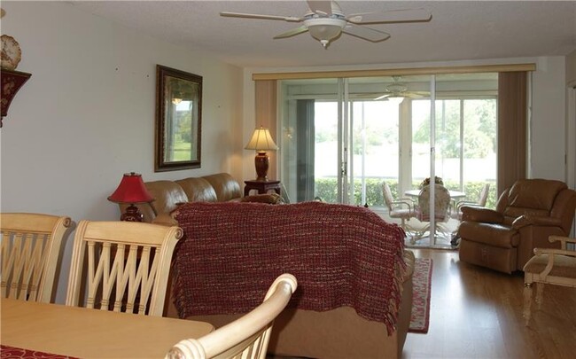 Building Photo - 2901 S Palm Aire Dr