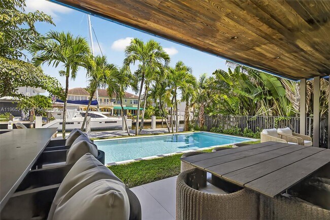 Building Photo - 620 Solar Isle Dr