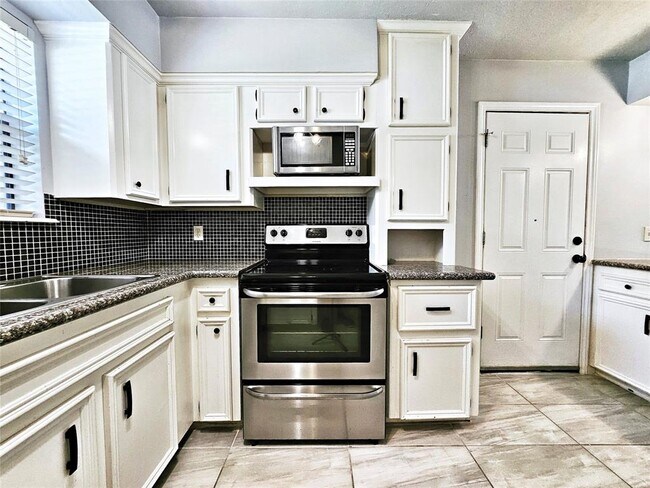 Building Photo - 33 N Wavy Oak Cir