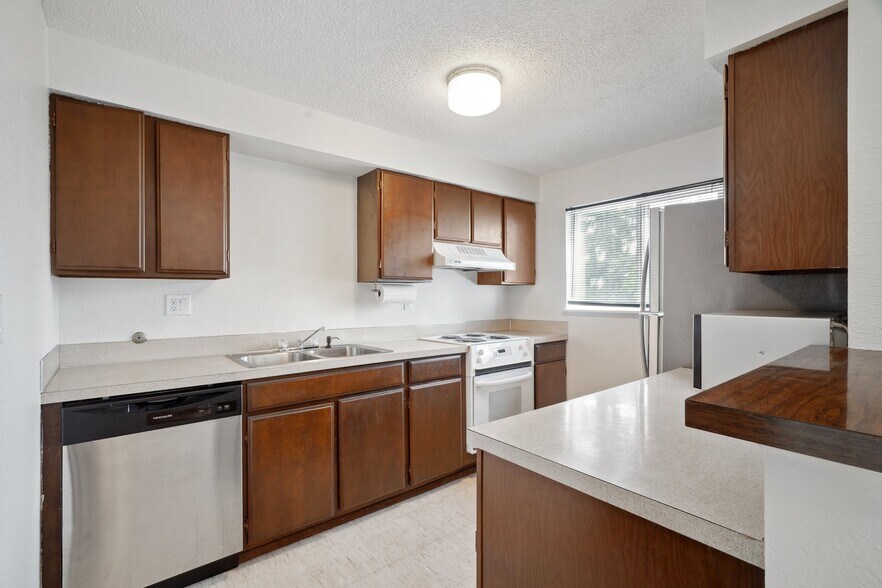 Building Photo - 3425 S 176th St