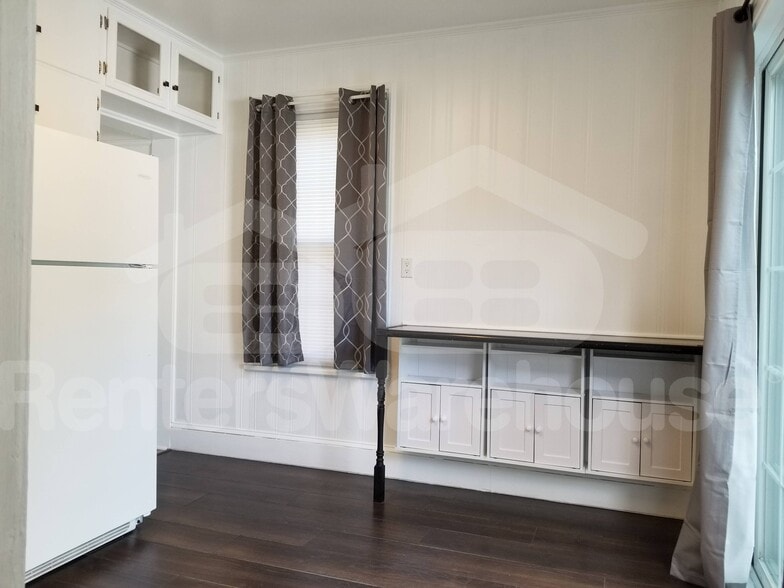 Building Photo - 616 2nd St NE