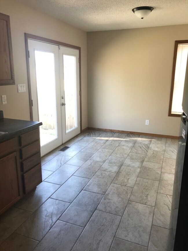 Building Photo - 4 Bedroom, 3 Bathroom House with Attached Double Car Garage