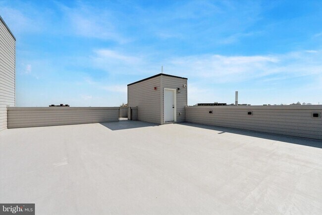 Building Photo - 2520 N Front St