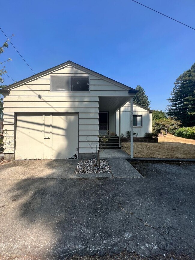 Building Photo - 2 Bedroom Blue Lake House with extra Loft Space!