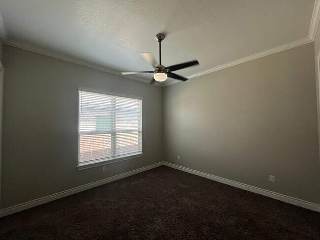 Building Photo - 4815 Viewcrest Rd