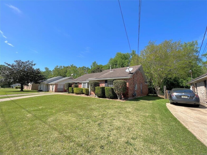 Building Photo - 5725 Bangor Ct