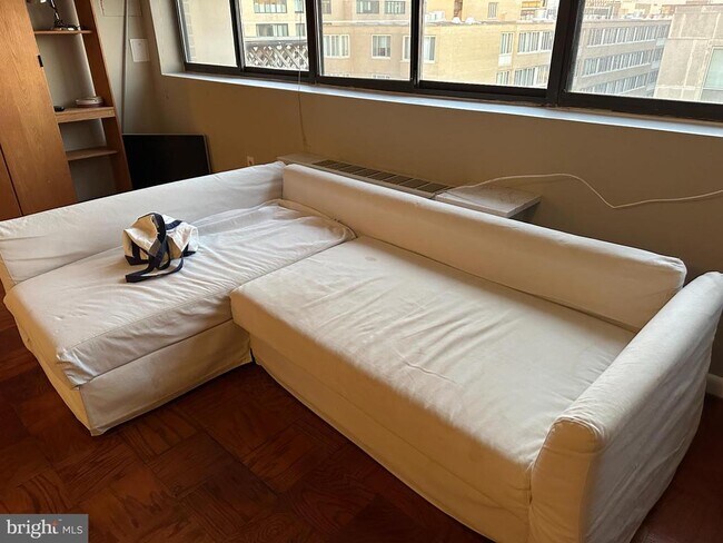 Building Photo - 522 21st St NW