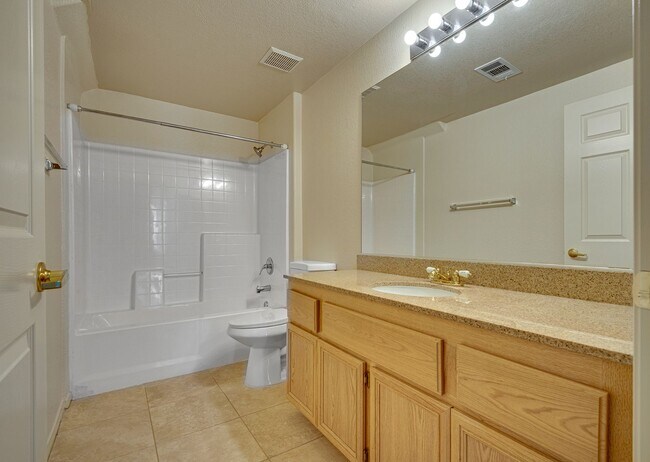 Building Photo - 2 bedroom - 2 Bath - 2 car Garage - Gated ...