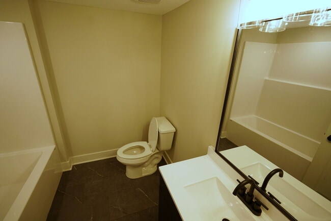 Building Photo - 1104 N 1200 Rd