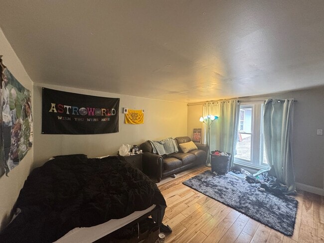 Building Photo - 6 bed/2 bath on Probasco St., Mins. from UC for Only $700/pp ($4200/mo)!