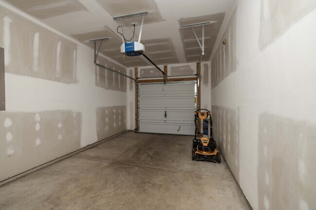 Building Photo - 710 Yorkshire Dr