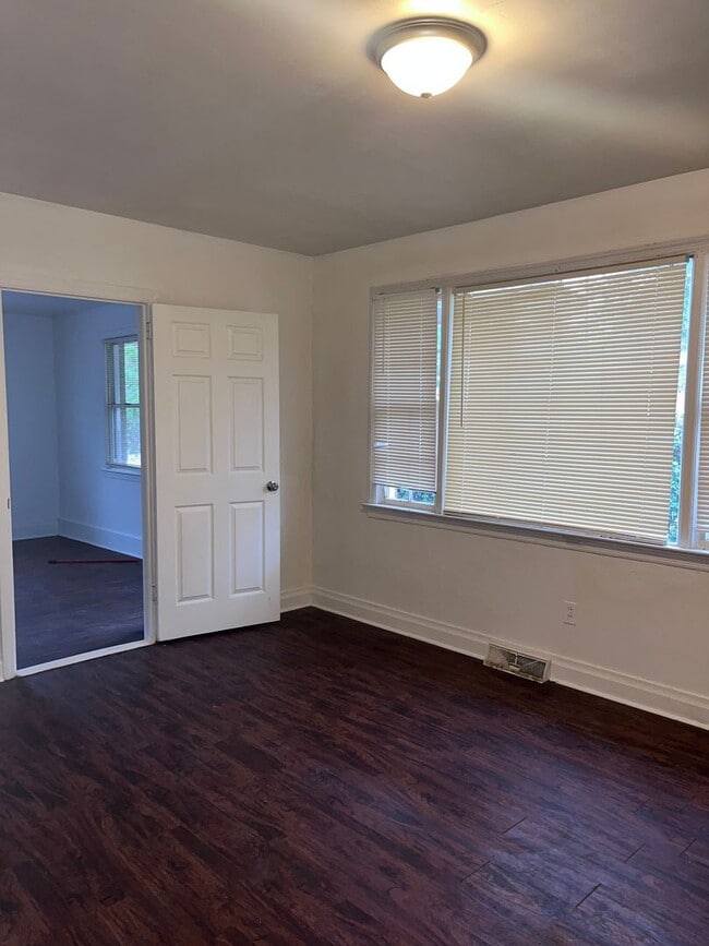 Building Photo - Move-In Ready!