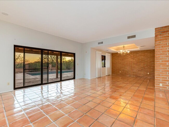 Building Photo - 4 bedroom 2.5 Bath