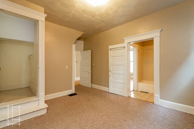 Building Photo - 207 W Hubbard Ave