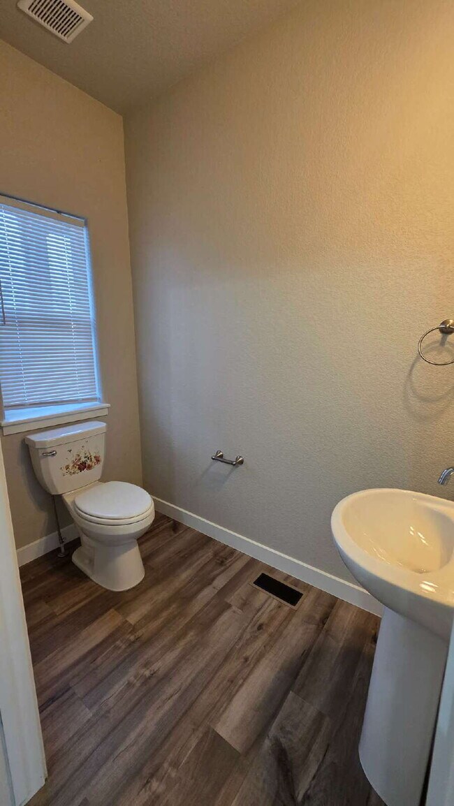 Building Photo - Lorson Ranch 5 bedroom Townhouse near military bases