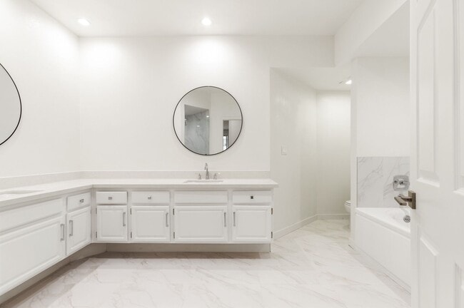 Building Photo - Beverly Hills Prime Location - 2 bed 2.5 bathroom