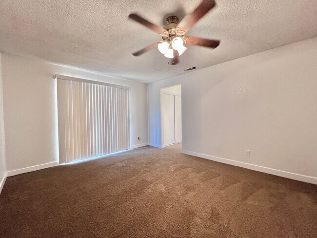 Building Photo - Updated 4-Bedroom, 2-Bath Home for Rent in...