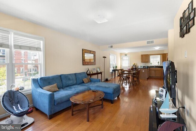 Building Photo - 2683 Edgemont St