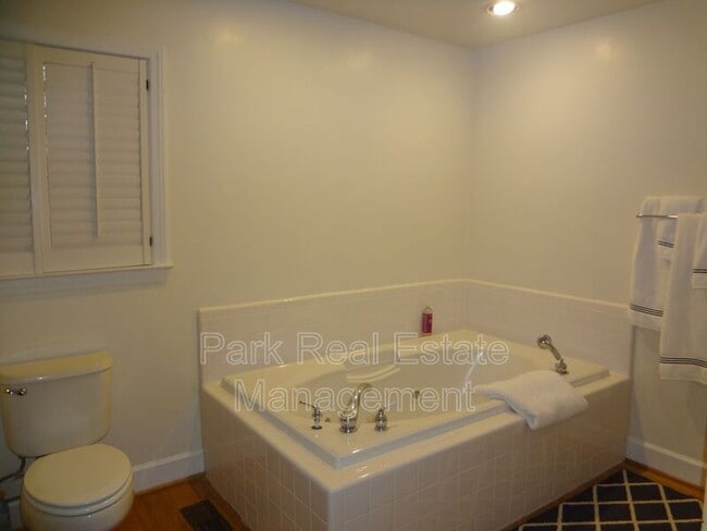 Building Photo - 806 Woodland Ave